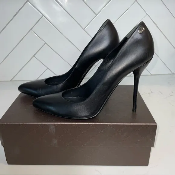 GUCCI Black Leather Logo Pointed toe Heels