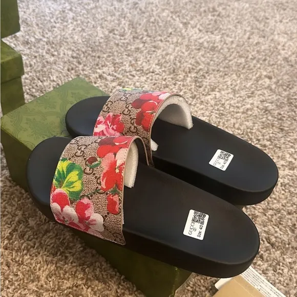 Gucci Women's Floral Black Slides/ Size 7.5 /Designer Luxury Summer Pool Shoes.