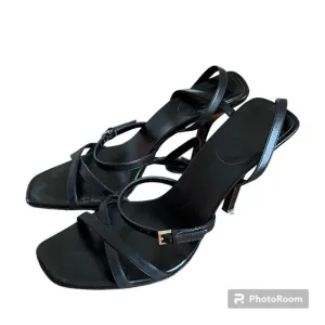 ⚫️GUCCI: Women’s size 7B, vintage black strappy heels w/adjustable ankle straps.
