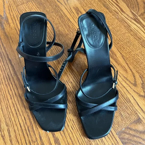 ⚫️GUCCI: Women’s size 7B, vintage black strappy heels w/adjustable ankle straps.