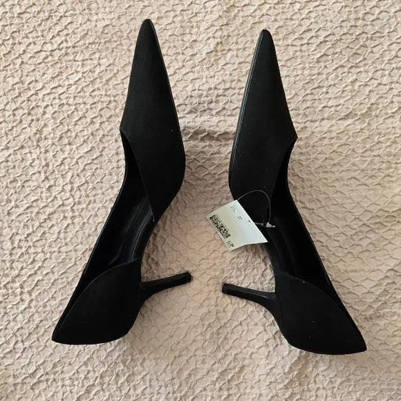 H&amp;M Women’s Pumps Black Covered Heels new with tag