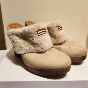 Hunter &quot;Bruson Amazonas&quot; Tan Suede Sheepskin Lined Heeled Clogs Sz.8.5 $200
