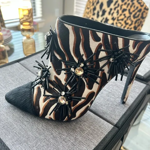 I Am Jenifer Le Women’s Zebra Print Slip On Ankle Mules - Size 10