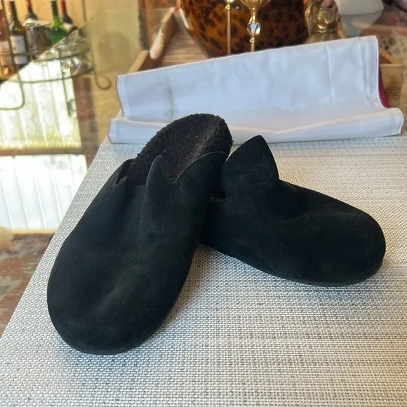J. CREW , size 8.5 , Black Suede Slippers, soft cushion, pre loved 🥰