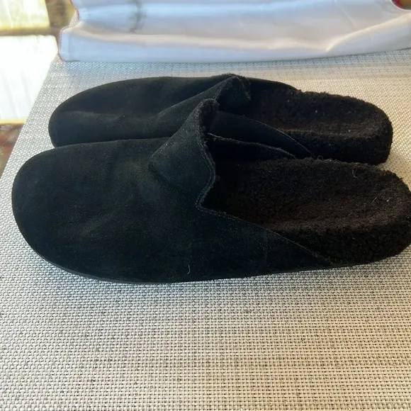 J. CREW , size 8.5 , Black Suede Slippers, soft cushion, pre loved 🥰