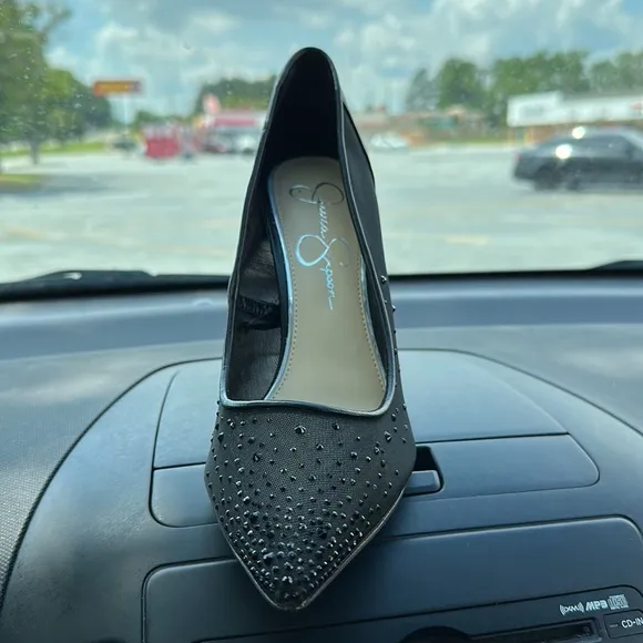 Jessica Simpson stunning black pointef toe pumps size 8 1/2 with crystals