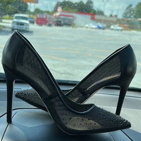 Jessica Simpson stunning black pointef toe pumps size 8 1/2 with crystals