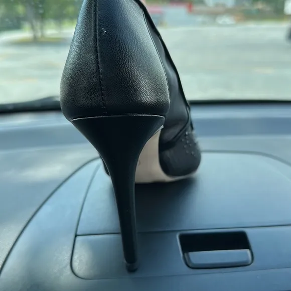 Jessica Simpson stunning black pointef toe pumps size 8 1/2 with crystals