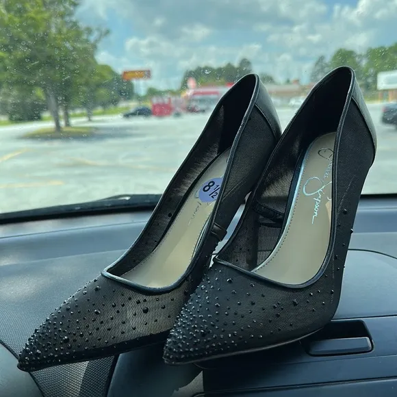 Jessica Simpson stunning black pointef toe pumps size 8 1/2 with crystals