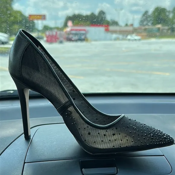 Jessica Simpson stunning black pointef toe pumps size 8 1/2 with crystals