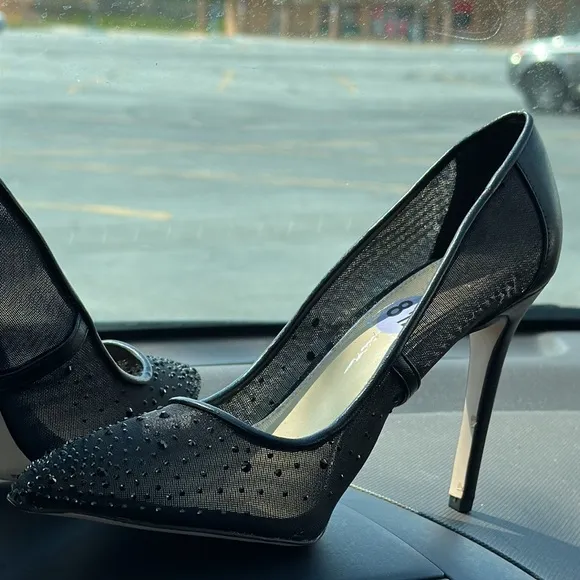 Jessica Simpson stunning black pointef toe pumps size 8 1/2 with crystals