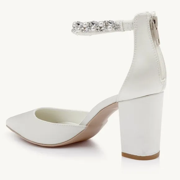 Jewel Badgley Mischka Ivory Pointed Toe Heels with Beaded Strap 8M