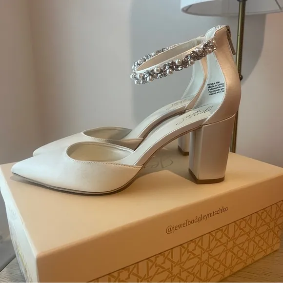 Jewel Badgley Mischka Ivory Pointed Toe Heels with Beaded Strap 8M