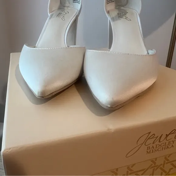 Jewel Badgley Mischka Ivory Pointed Toe Heels with Beaded Strap 8M