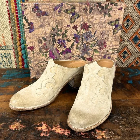 Jo Ghost &quot;Bounty Mules&quot; in layered cream distressed leather. New in box.