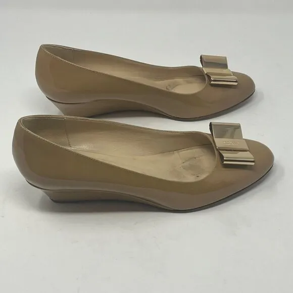 Kate Spade wedge shoes 7B almond toe taupe patent leather bow gold