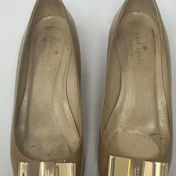 Kate Spade wedge shoes 7B almond toe taupe patent leather bow gold