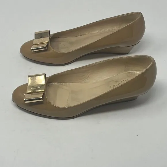 Kate Spade wedge shoes 7B almond toe taupe patent leather bow gold