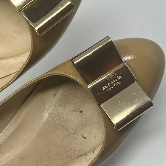 Kate Spade wedge shoes 7B almond toe taupe patent leather bow gold
