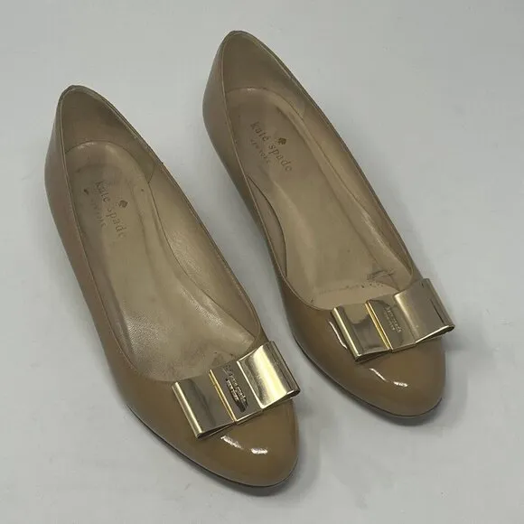 Kate Spade wedge shoes 7B almond toe taupe patent leather bow gold