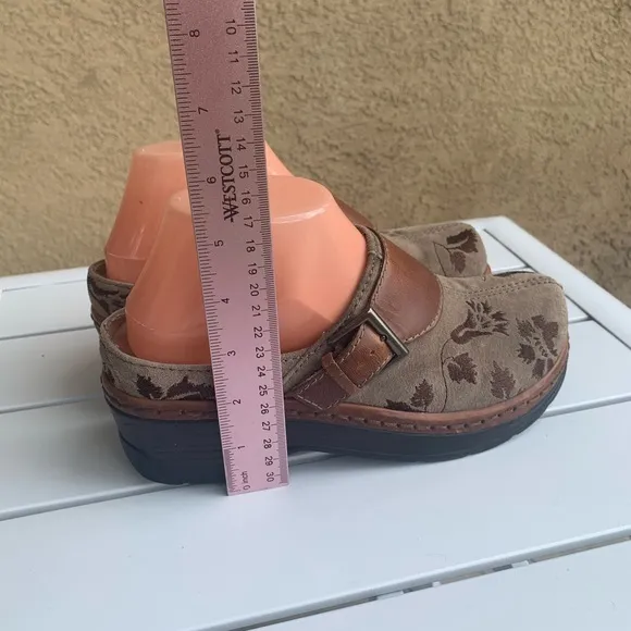 Klogs taupe suede and brown leather embroidered clogs mules size 7.5M