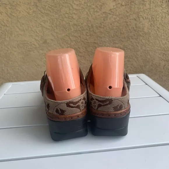 Klogs taupe suede and brown leather embroidered clogs mules size 7.5M