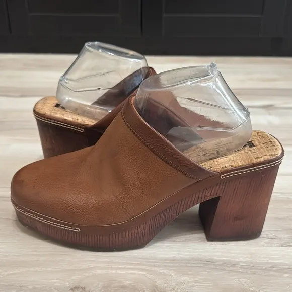 KORKS LORI BLOCK HEELED CLOGS