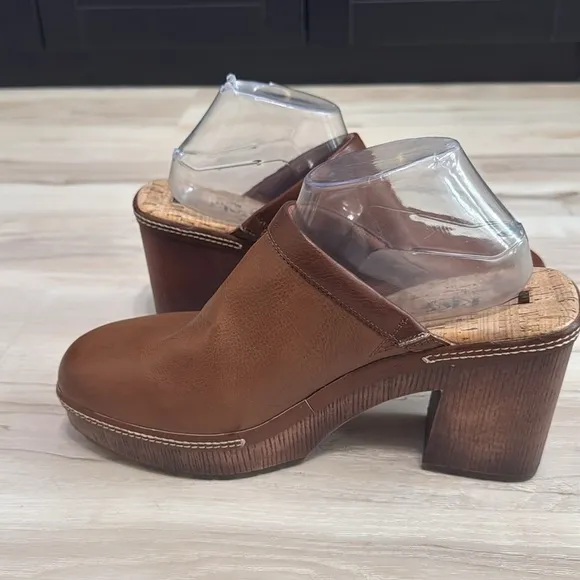 KORKS LORI BLOCK HEELED CLOGS