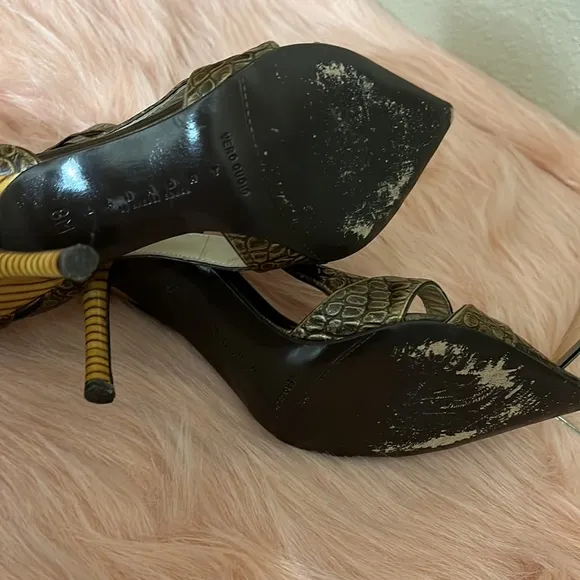 Laundry by Shelli Segal pointed toe heels size 8