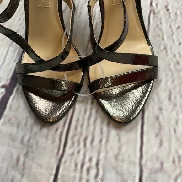 Like new Vince Camuto metallic textured leather heels 7