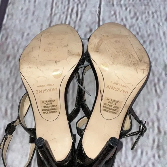 Like new Vince Camuto metallic textured leather heels 7