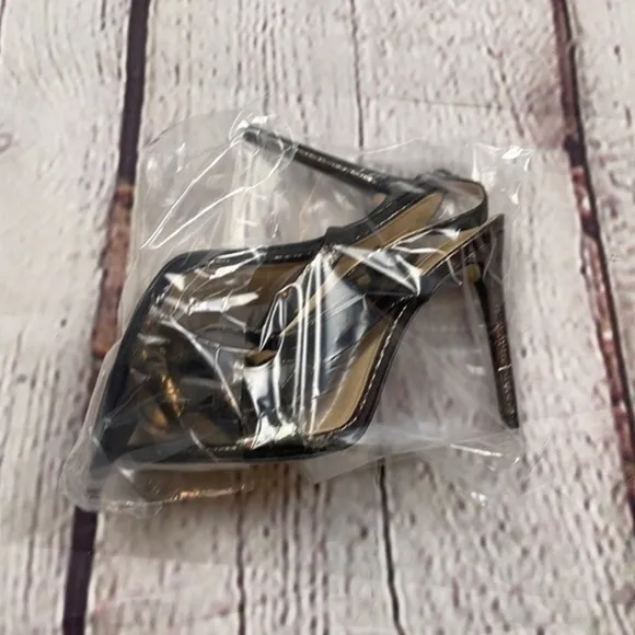 Like new Vince Camuto metallic textured leather heels 7
