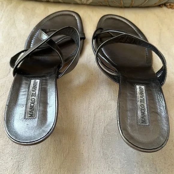 MANOLO BLAHNIK SUSA ANTHRACITE PEWTER SANDAL KITTEN HEEL​​​​