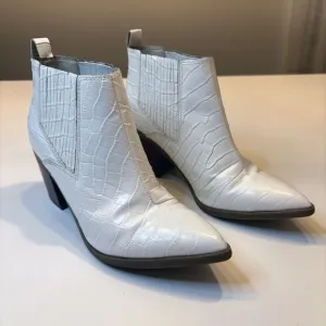 Marc‎ Fisher Rental 2 Women's White Pointed Toe Crocodile Booties Heels Size 8.5