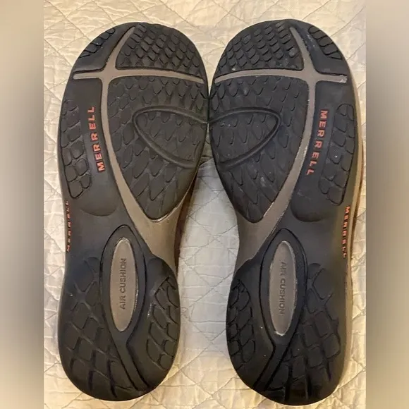 Merrell Encore Ice suede mules, size 7.5, fur lined. Air cushioned soles. Women.