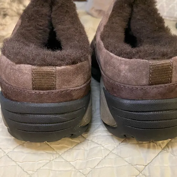 Merrell Encore Ice suede mules, size 7.5, fur lined. Air cushioned soles. Women.