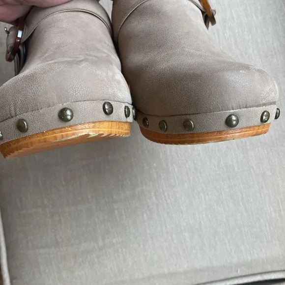 Mia Arturo Low Retro Wood Suede Studded Clogs Size 8