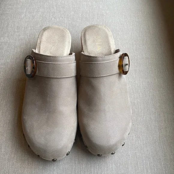 Mia Arturo Low Retro Wood Suede Studded Clogs Size 8