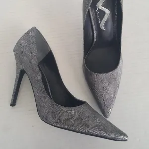MINA SILVER Metallic HEELS Sz 10 4.5&quot; Pointed Toe NEW