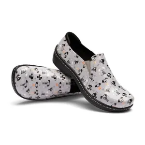 NEW KLOGS FOOTWEAR women's moxy clog in cartoon puppy patent