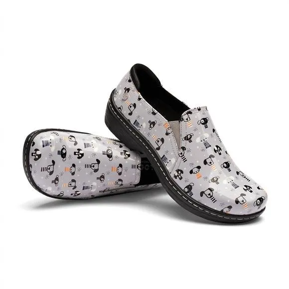 NEW KLOGS FOOTWEAR women's moxy clog in cartoon puppy patent
