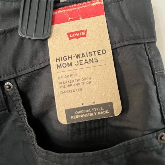 NEW Levi's Women's High Waisted Mom Jeans size: 28x30