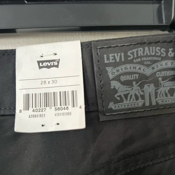 NEW Levi's Women's High Waisted Mom Jeans size: 28x30