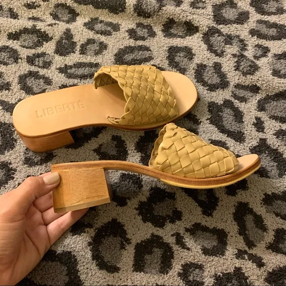 New Liberte Leather Santorini woven mules in Cream Size 7