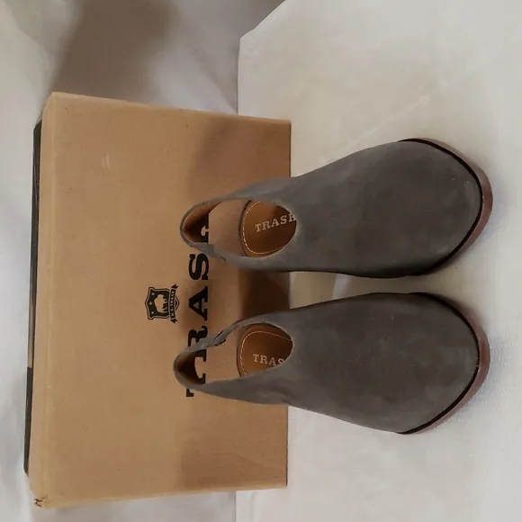 NEW TRASK Gray Tess Suede Pump