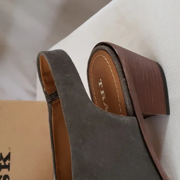 NEW TRASK Gray Tess Suede Pump