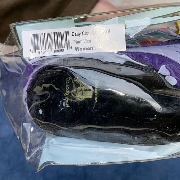 NIB garden clogs for women by the Original Muck Boot Company size 4