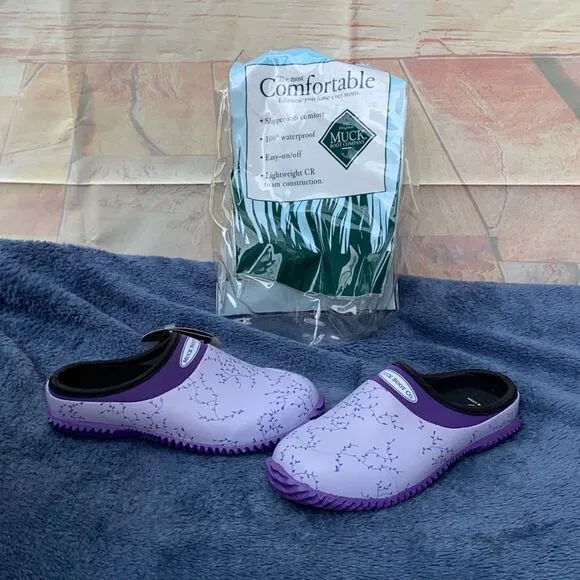 NIB garden clogs for women by the Original Muck Boot Company size 4