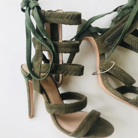 NIB Italy Strappy Lace up Sandals Heels size 6