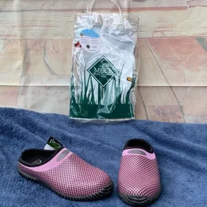 NIB ladies garden clogs size 4 from the Original Muck Boot Company